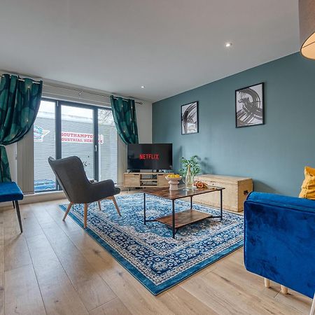Blue Puffin Stays: Stylish 2-Bed City Apartment in Southampton Ocean Village Exterior photo