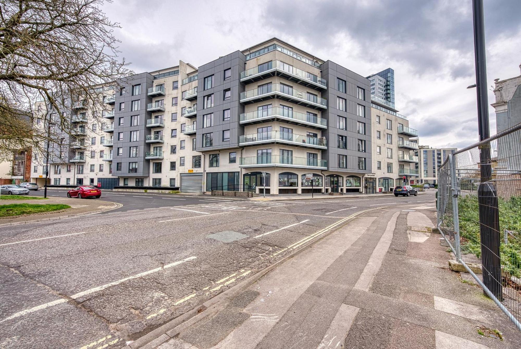 Blue Puffin Stays: Stylish 2-Bed City Apartment in Southampton Ocean Village Exterior photo