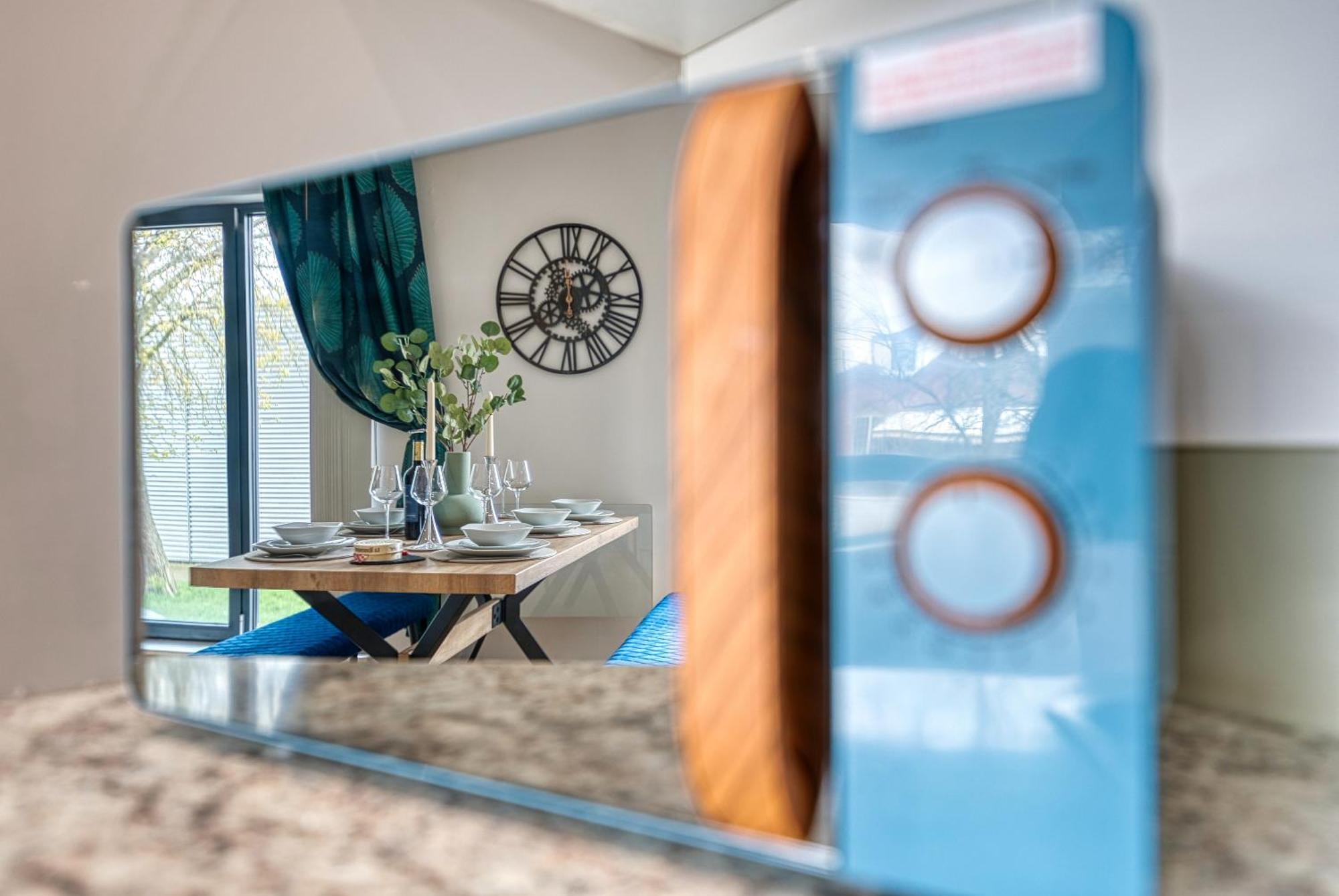 Blue Puffin Stays: Stylish 2-Bed City Apartment in Southampton Ocean Village Exterior photo