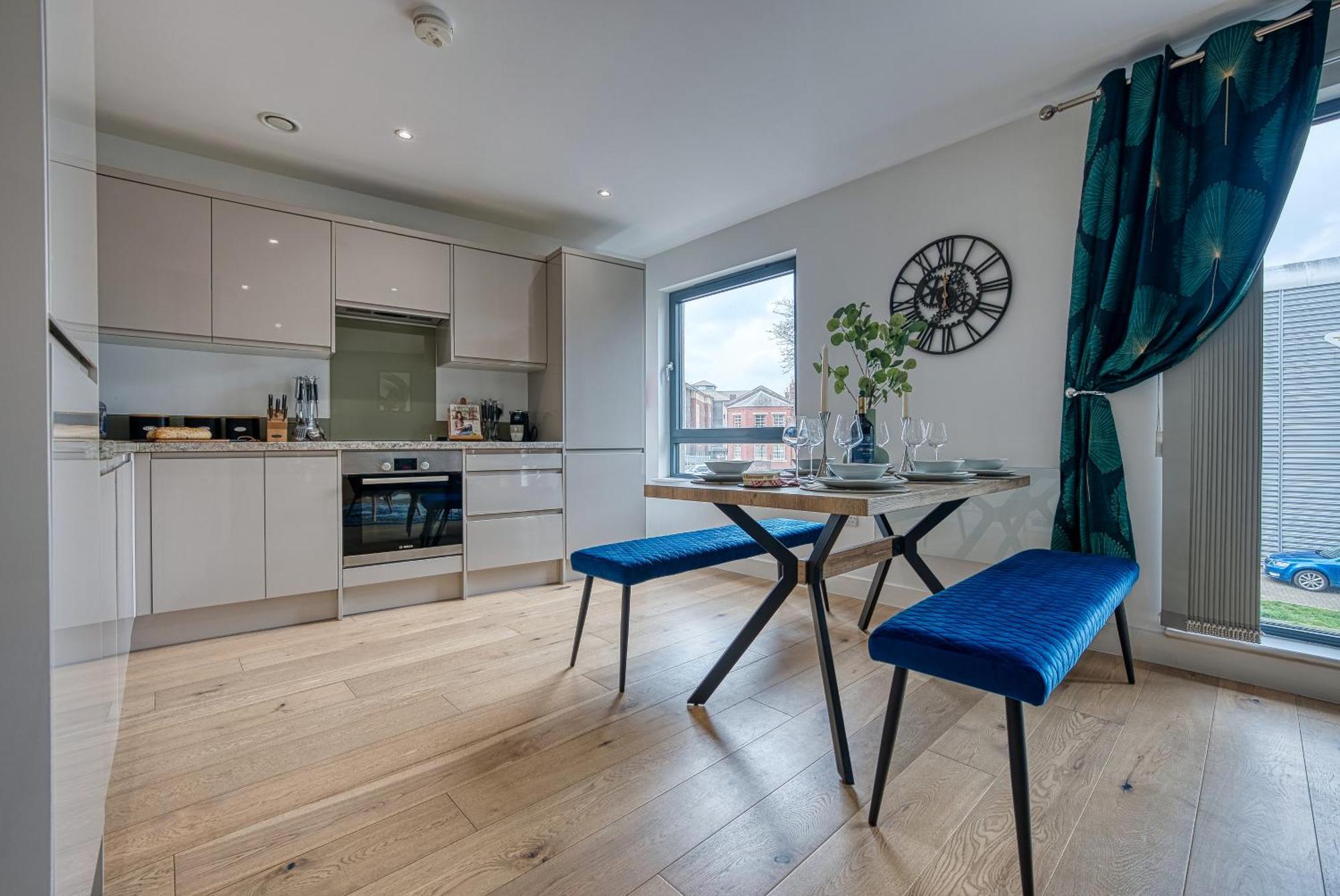Blue Puffin Stays: Stylish 2-Bed City Apartment in Southampton Ocean Village Exterior photo