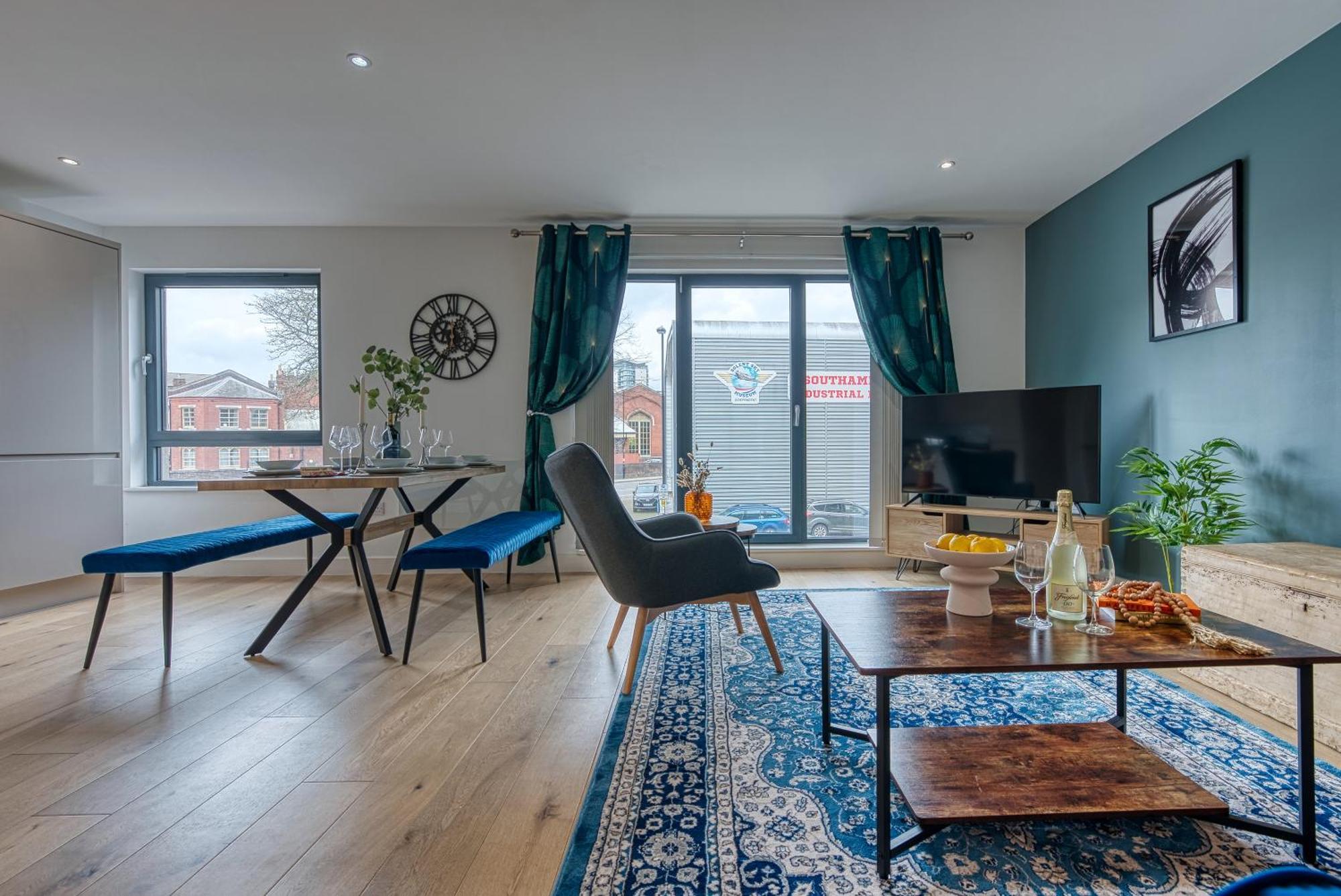 Blue Puffin Stays: Stylish 2-Bed City Apartment in Southampton Ocean Village Exterior photo