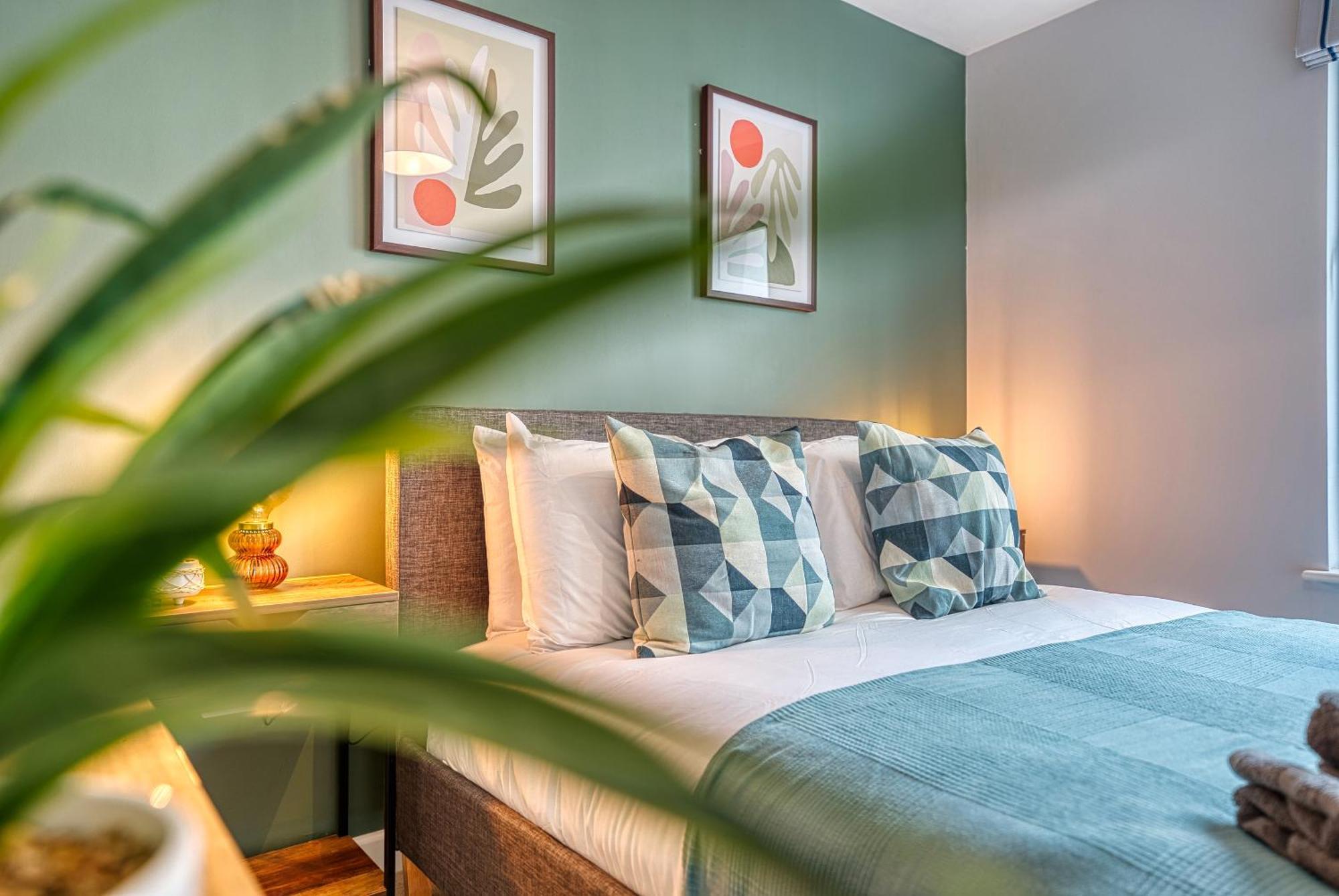 Blue Puffin Stays: Stylish 2-Bed City Apartment in Southampton Ocean Village Exterior photo