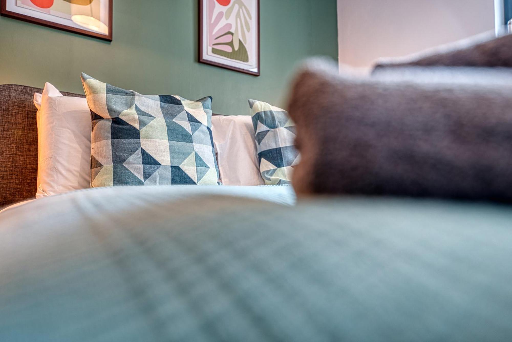 Blue Puffin Stays: Stylish 2-Bed City Apartment in Southampton Ocean Village Exterior photo