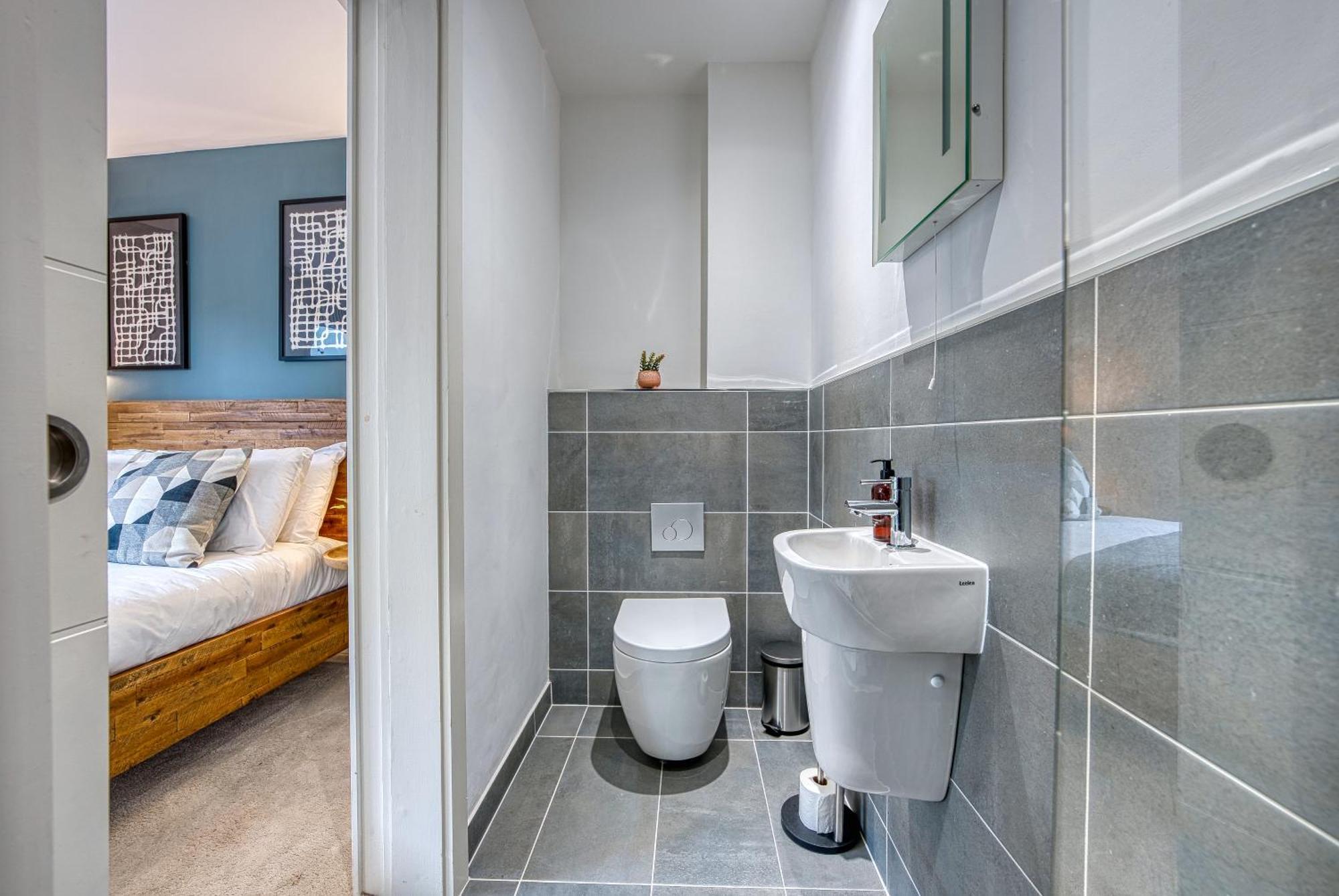 Blue Puffin Stays: Stylish 2-Bed City Apartment in Southampton Ocean Village Exterior photo