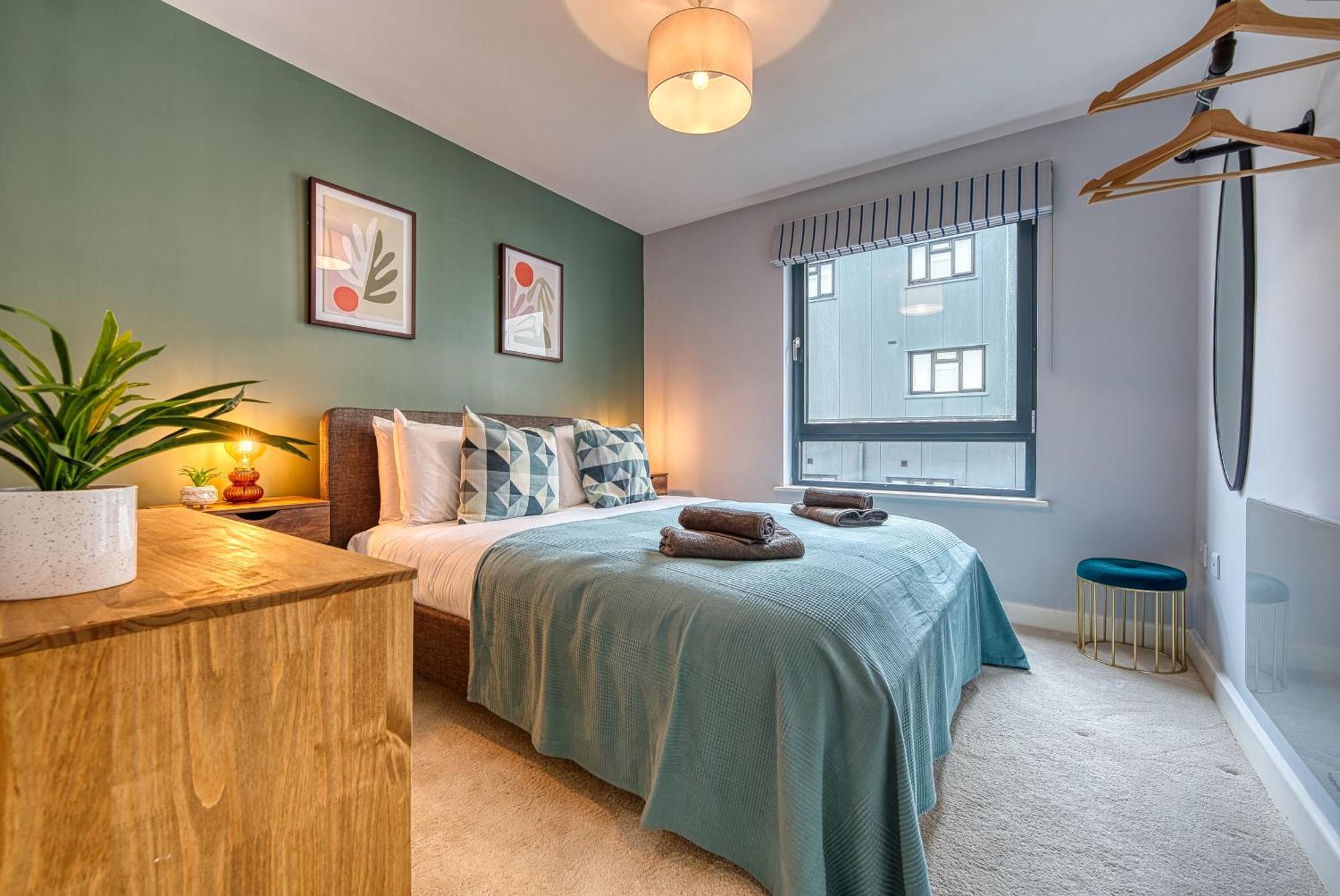 Blue Puffin Stays: Stylish 2-Bed City Apartment in Southampton Ocean Village Exterior photo