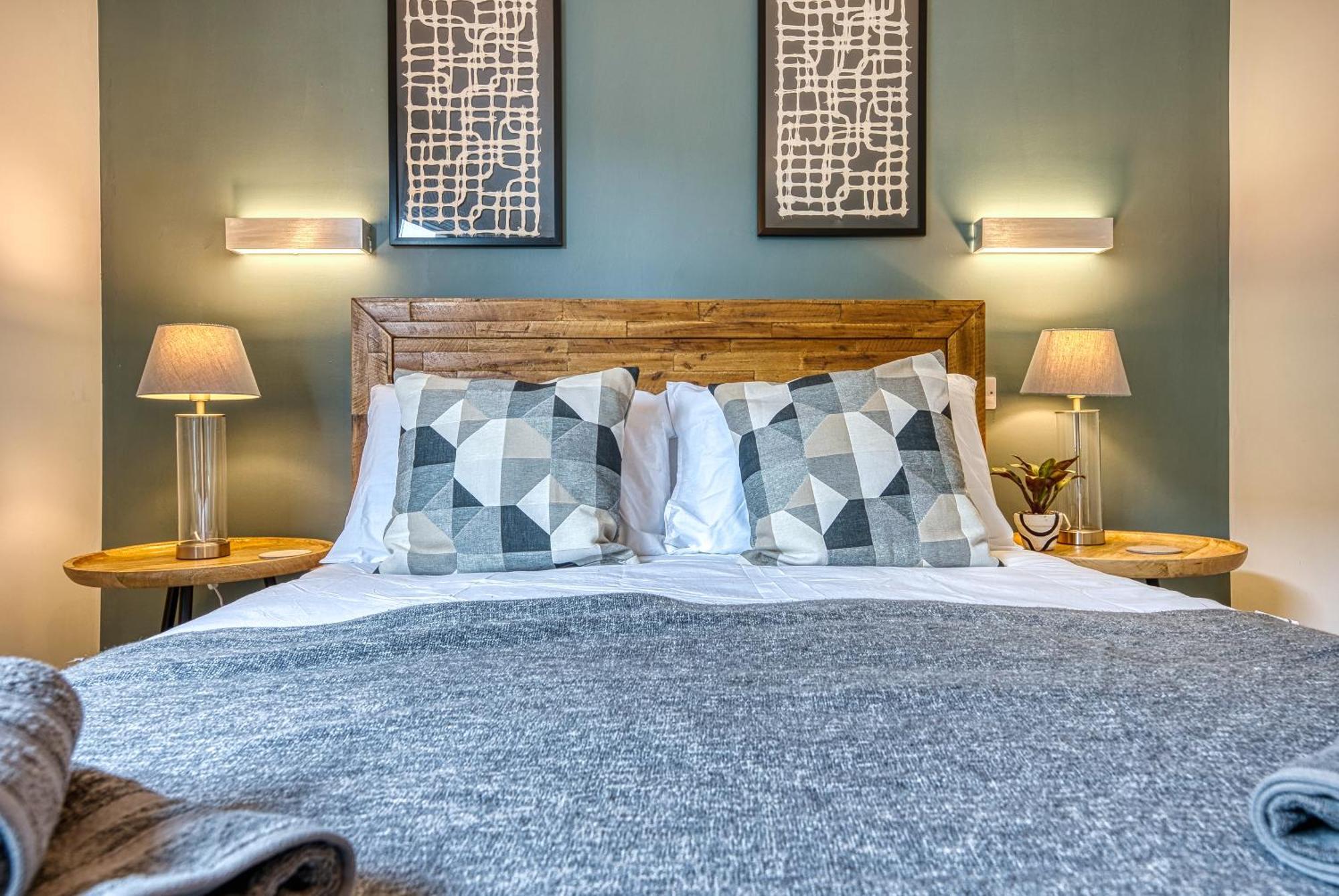 Blue Puffin Stays: Stylish 2-Bed City Apartment in Southampton Ocean Village Exterior photo